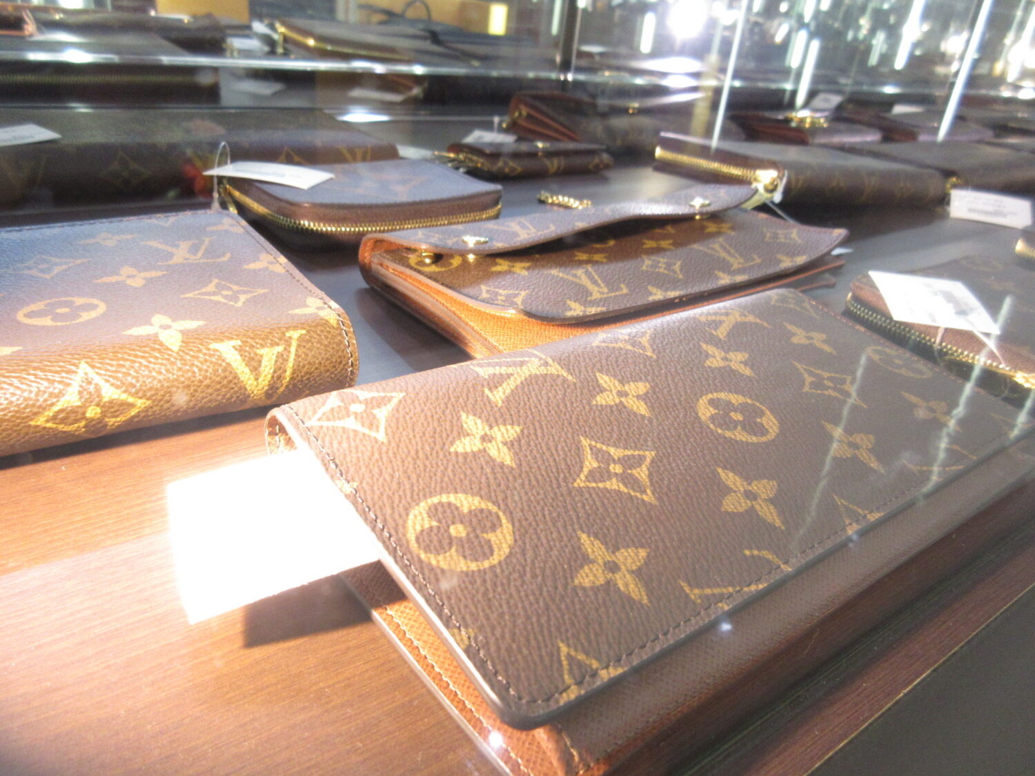 ★ルイヴィトンのバッグや財布買取ります！　津山市　質の中島　質屋　買取　T