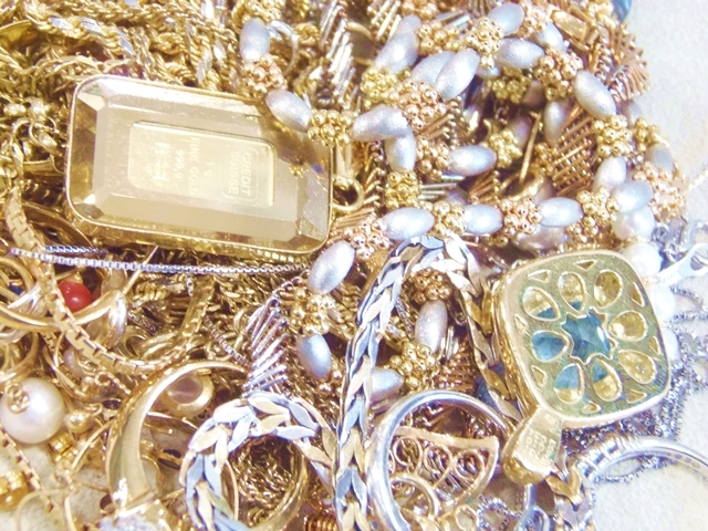 金の指輪やネックレス、高価買取・質預かりいたします! 津山市の質屋 m